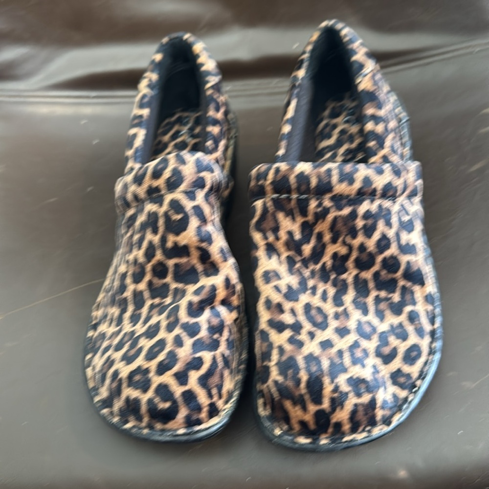 BOC Leopard Print Clogs - Picture 2 of 5